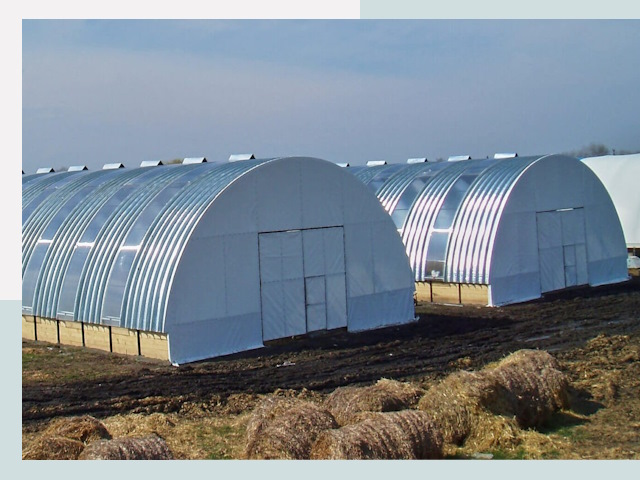 Сельскохозяйственные здания в Мирном